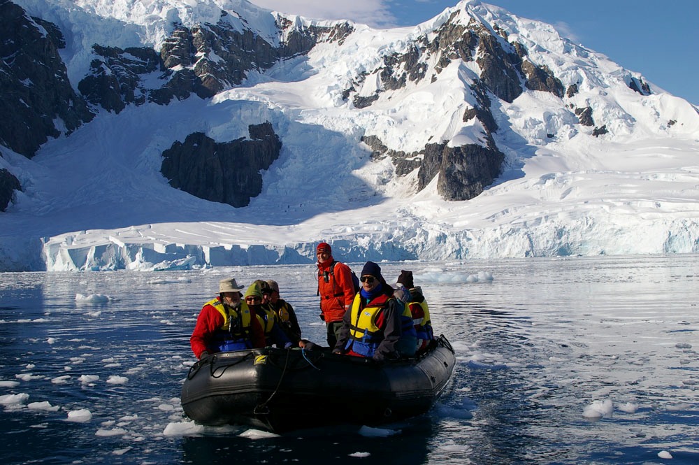 Antarctica_Scenery_Zodiac