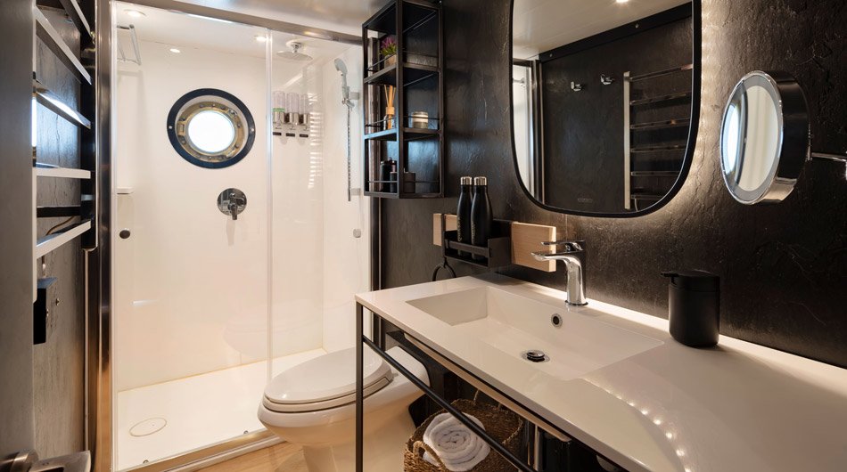 Grace Yacht, Galapagos Islands - Master Suite 