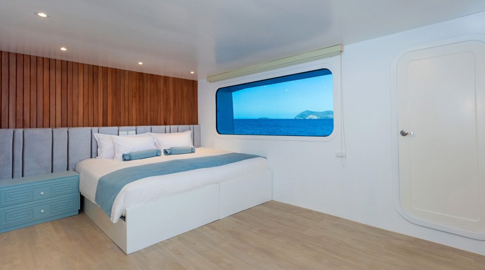 Ocean Spray Galapagos Cruise Ship - Golden Suite 