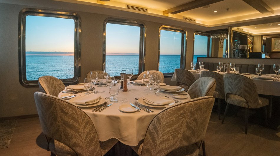 reemplazar-mesa-con-vasos-servidos-scaled