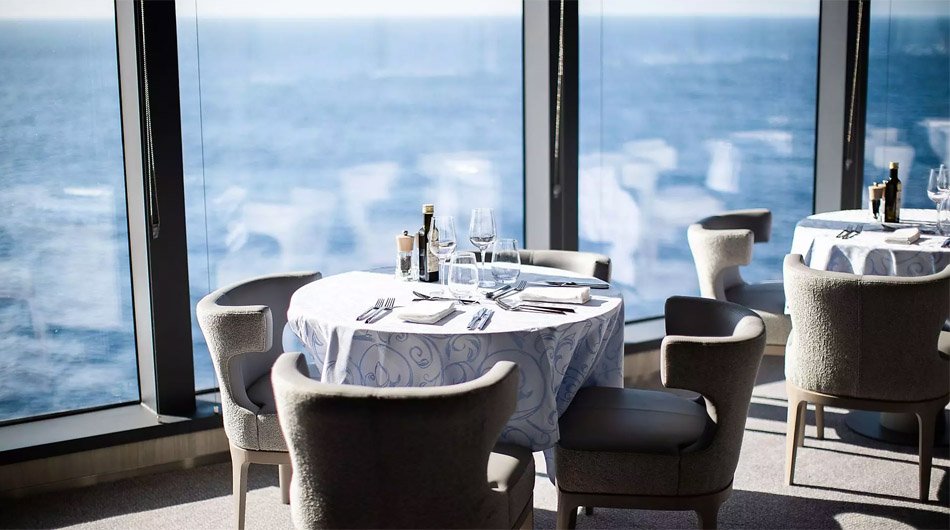 Le Commandant Charcot Table with view