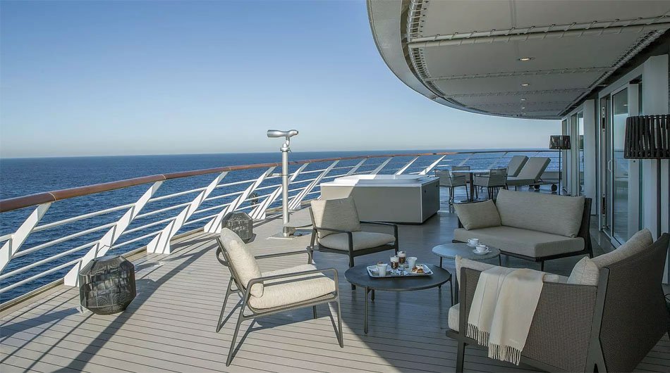 Le Commandant Charcot Terrace