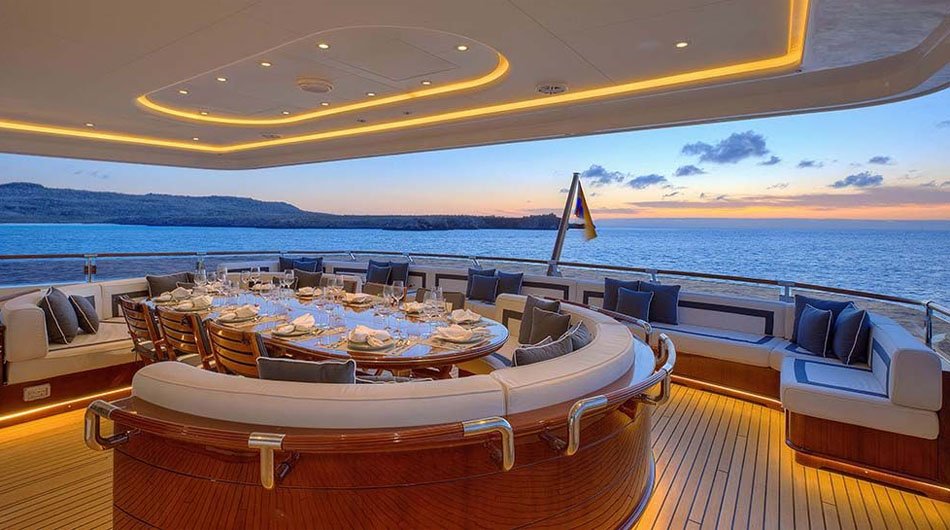 Aqua Mare Outdoor Dining