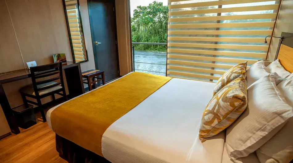 Standard_Suite_Queen_Size_Bed_Anakonda_Amazon_Cruise_2
