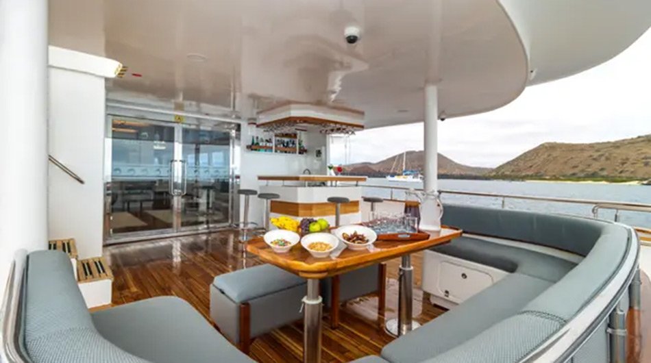 Grand Daphne Galapagos Cruise Yacht - Outdoor Dining 