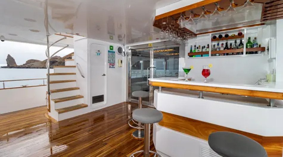 Grand Daphne Galapagos Cruise Yacht - Welcome Area 