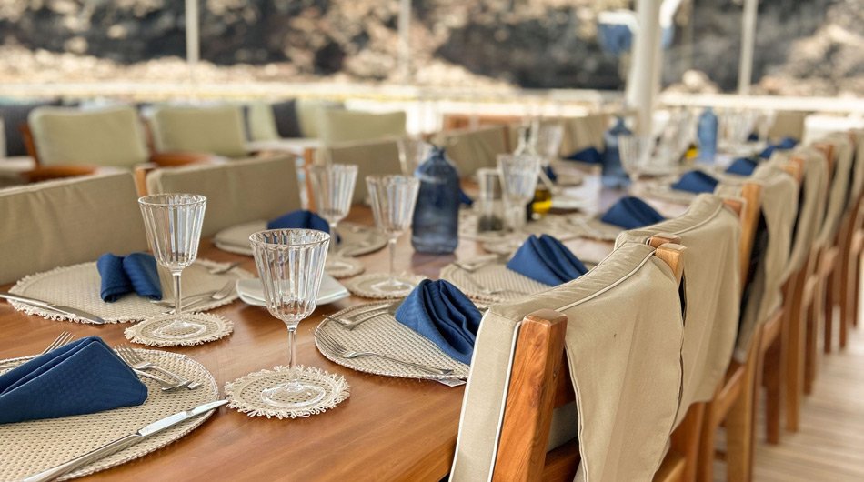 Al fresco dining on the Seaman Journey ship