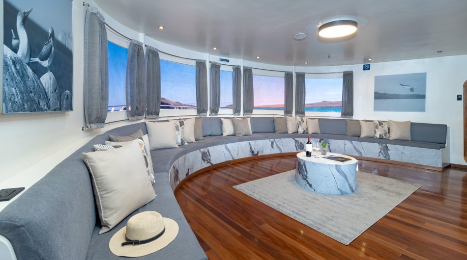 Horizon Trimaran Lounge