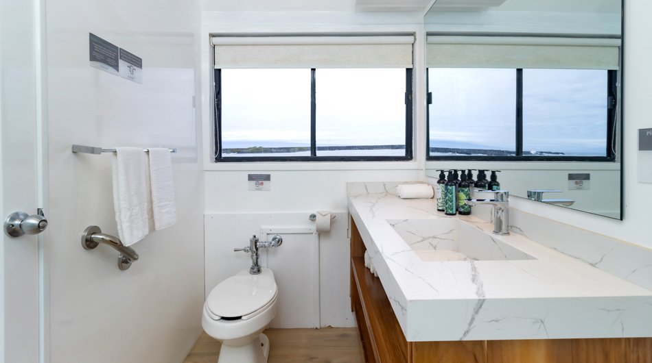 Galapagos Sea Star Suite Bathroom